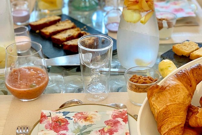 An Unforgettable Gourmet Morning in Nice - Coffee-and-conversation time: Emma makes breakfast feel like a visit