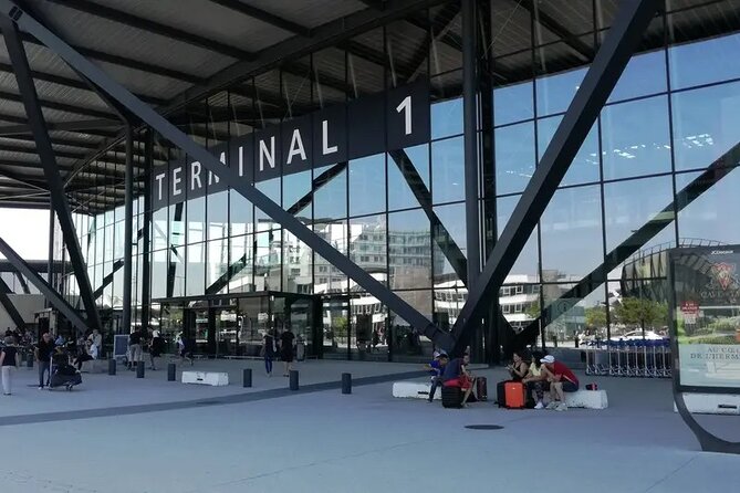 Private Transfer from Nice Airport to Nice hotels - Finding Your Driver: Name Sign Pickup + Mobile Ticket